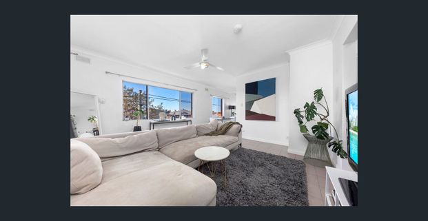 Modern, Sunny Top Floor Two Bedroom Apartment - Photo 1