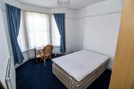 6 bedroom detached house to rent - Photo 3