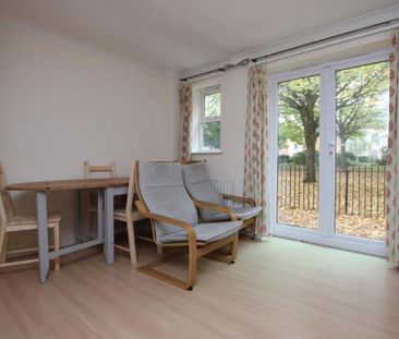 *** STUDENT HOUSE *** A fantastic opportunity to rent a room in thi... - Photo 2