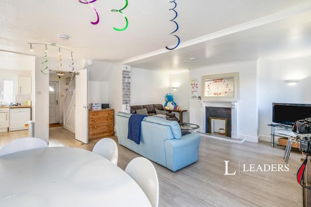 5 bedroom detached house to rent - Photo 1