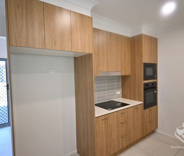 LUXURY 3 BEDROOM TOWNHOUSE - Photo 2