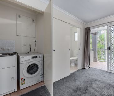 Top Floor Apartment! - Photo 4