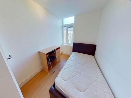 3 bedroom flat to rent - Photo 4
