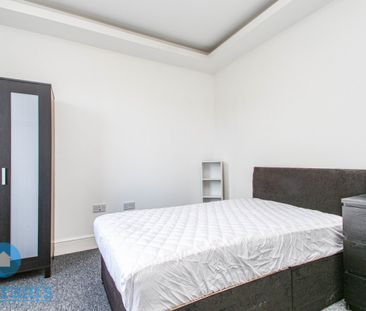 References Pending - 4 bed Semi-Detached House - Photo 6