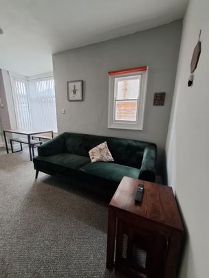 Spacious Furnished Room | Legsby Avenue, Grimsby - Photo 1