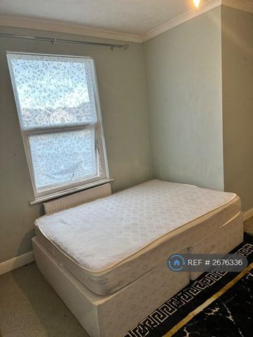 1 bedroom in a house share to rent - Photo 2