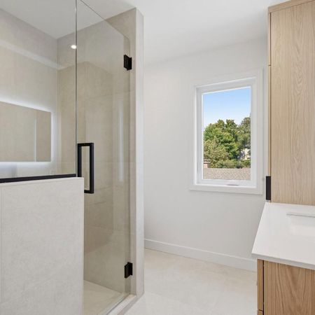 Grand appartement de 5 chambres et 2 salles de bain à seulement 5 minutes du REM - Photo 4