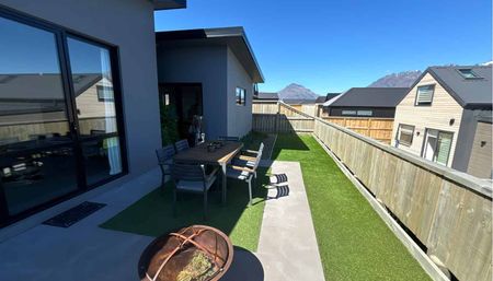 Contemporary Established Home in Hanley's - Photo 4