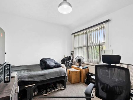 London Road Room 6 - Photo 3