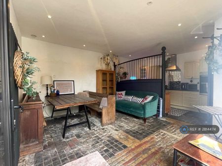 3 bedroom semi-detached house to rent - Photo 4