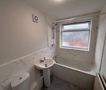 3 bedroom flat to rent - Photo 4