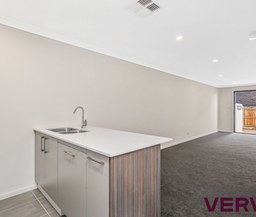 MODERN TWO BEDROOM TOWNHOUSE IN A PRIME COOMBS LOCATION - Photo 4