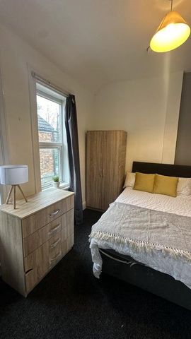 1 bedroom in a flat share to rent - Photo 3