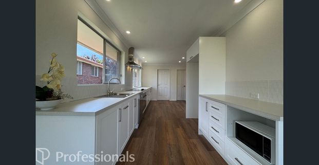 Spacious Family Home with Stunning Views of Mount Canobolas - Photo 1