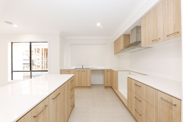 Generous Home with 4 bedroom & 2 living - Available now. - Photo 1