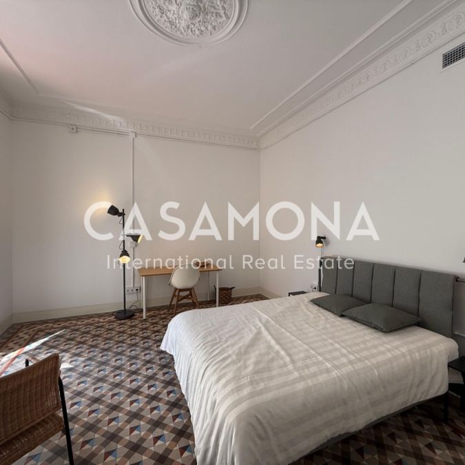 Spacious Designer Room with Balcony in 6-Bedroom El Born Apartment - Photo 1