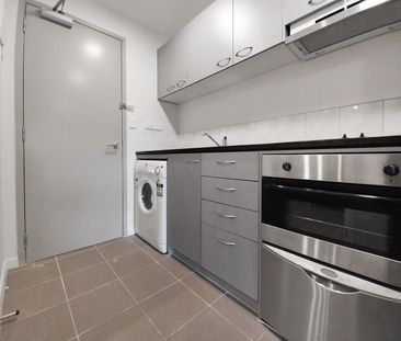 CBD apartment with Carpark! - Photo 1