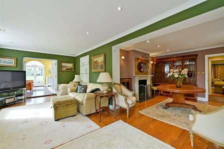 Elegant five bedroom Georgian home with gated privacy, landscaped gardens, and self-contained annexe. - Photo 5