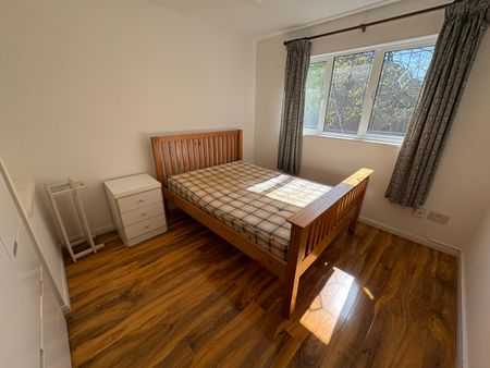 Robins Close, Uxbridge, UB8 2LF - Photo 2