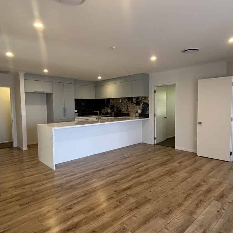 Modern 3 bedroom + study & stunning sea view - Photo 1