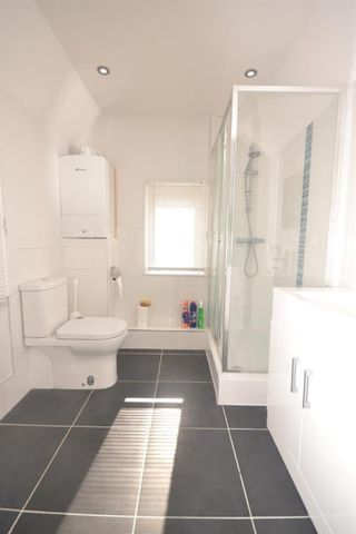 1 bedroom Flat To Let - Photo 5
