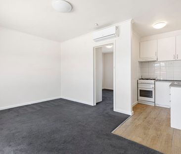 Low maintenance in Great Location! - Photo 1