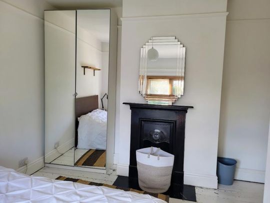 Monday–Friday Let – Lovely Double Room in Family Home, Aldershot (GU11) - Photo 1