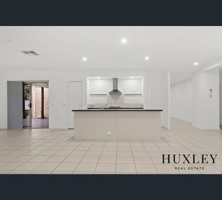 5 Colac Place, Caroline Springs, Vic 3023 - Photo 2