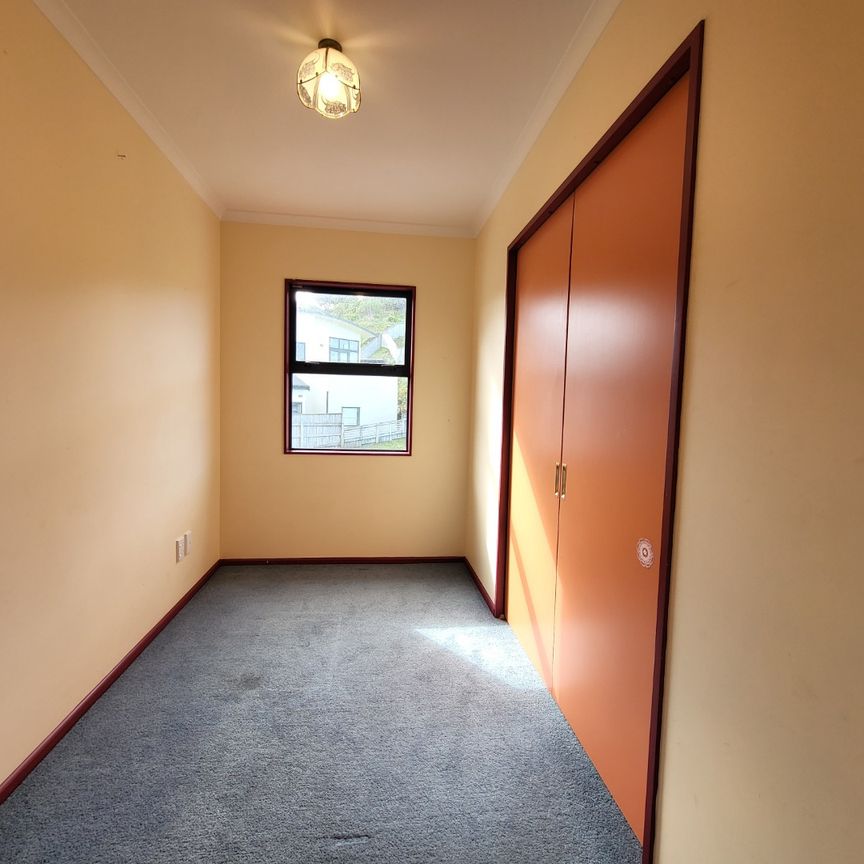 Spacious 5-Bedroom Home with Stunning Ocean Views – 17 Jordan Street, Island Bay - Photo 1