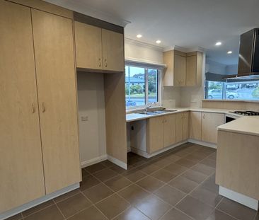 Three bedroom Family Home - Photo 6