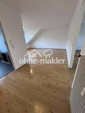 Moderne, frisch renovierte 3,5-Zimmer-Dachgeschosswohnung inklusive neuer Einbauküche in Oberhausen - Photo 4