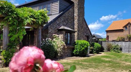 "Ye Olde Worlde" - Photo 2