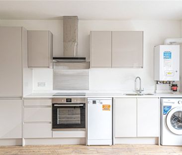 A lovely modern one bedroom flat close to the train station and cit... - Photo 2