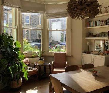 Cosy, newly painted room in Bristol home - Photo 3