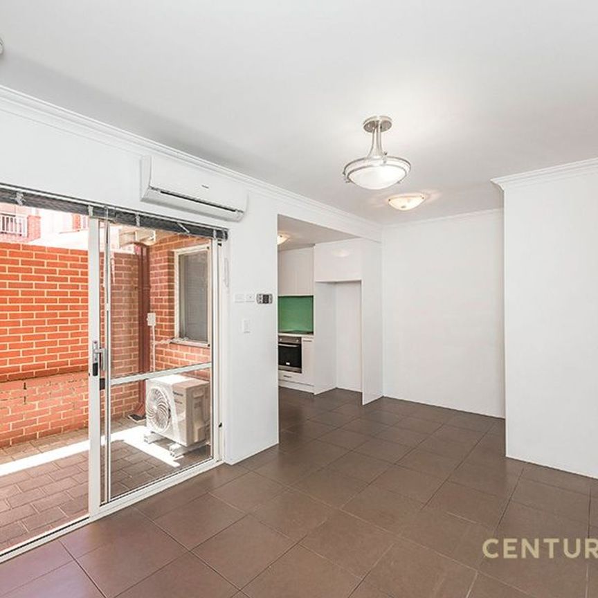 Stylish Ground Floor Apartment - Photo 1