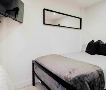 6 Beds 3 Baths - Photo 4