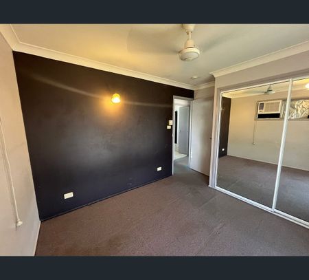 372 Feez Street, Norman Gardens, Qld 4701 - Photo 5