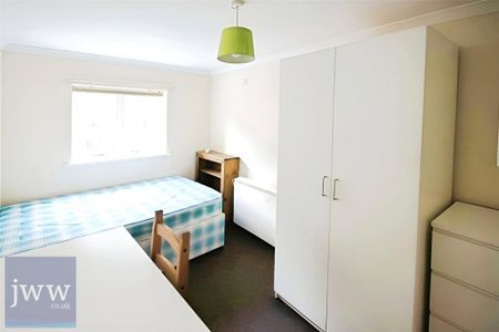 4 bedroom flat to rent - Photo 5