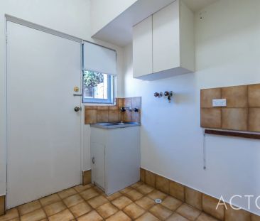 TWO BEDROOM TOWNHOUSE IN FANTASTIC LOCATION! - Photo 1