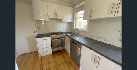 Three bedroom home in Fantastic Location! - Photo 4