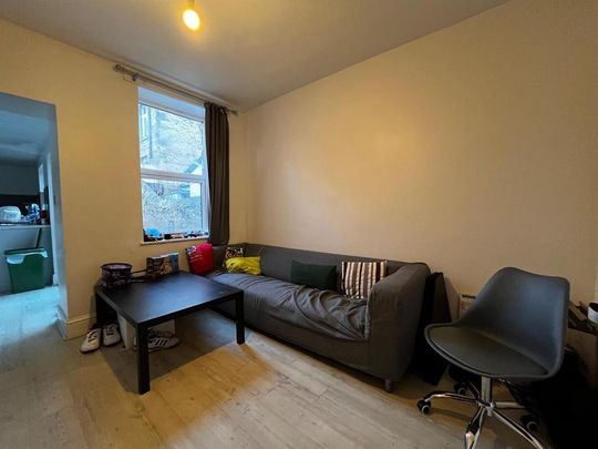 4 bedroom private hall to rent - Photo 1