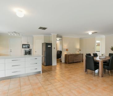 Well kept family home with a pool - Photo 5