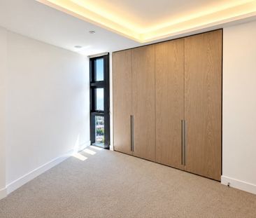 Elegant Two-Bedroom Apartment with Harbour Views in Milsons Point - Photo 2