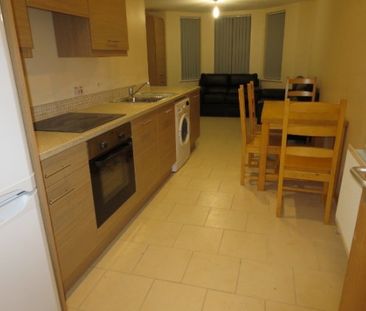 Spacious 3 Bedroom! Perfect for Students - Photo 1