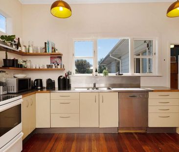 Sunny 4 Bedroom Home with Courtyard - Photo 1