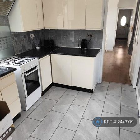 1 bedroom in a house share to rent - Photo 4