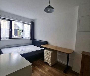 Room in a Shared House, Ashton Street, E14 - Photo 4