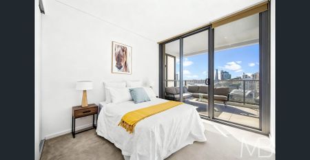 SUMPTUOUS EXECUTIVE APARTMENT WITH SWEEPING HARBOUR & CITY VIEWS - Photo 3