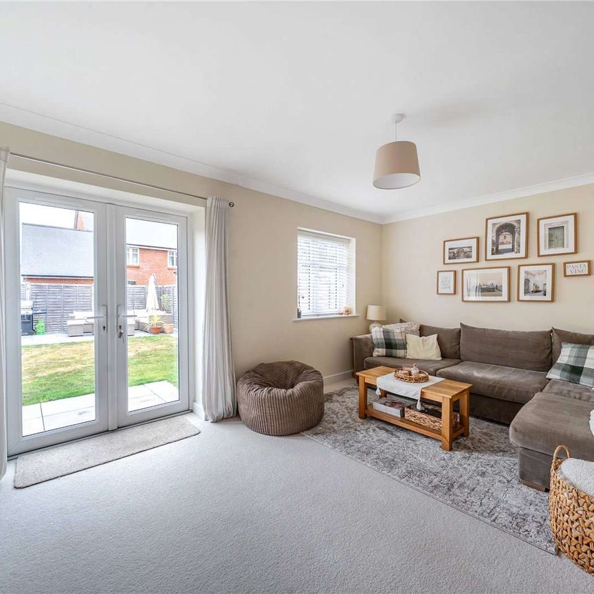 An extremely well presented 3 bedroom semi detached home to rent, tucked away in a secluded spot within the modern development at Spencers Wood in Reading. - Photo 1