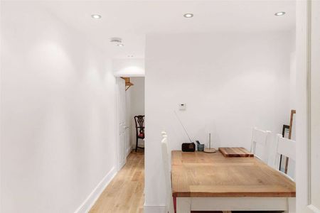 Modern Two-Bedroom Flat with Private Garden on Macfarlane Road - Photo 2